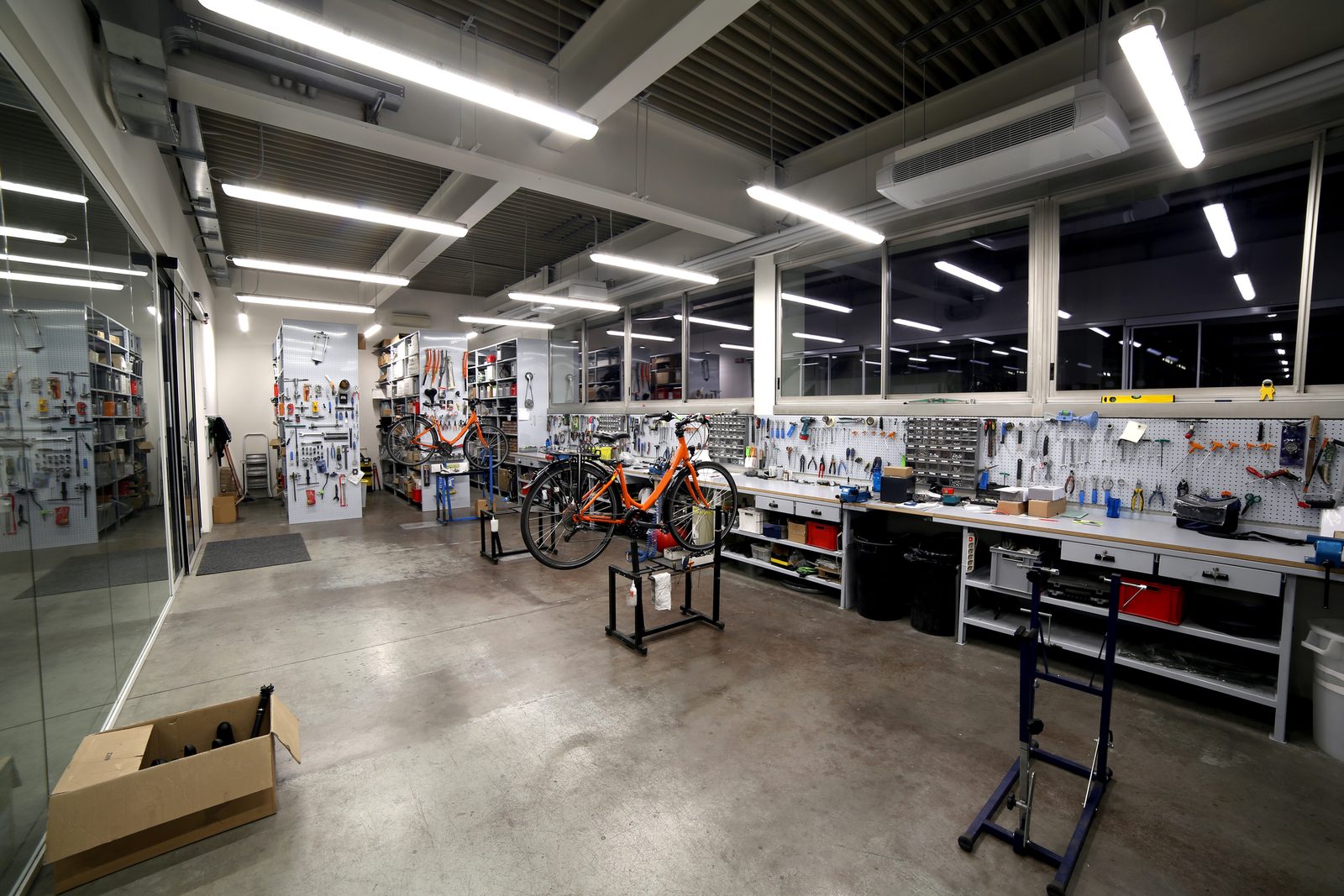 large and well-organized mechanical workshop for the maintenance and fine tuning of bicycles