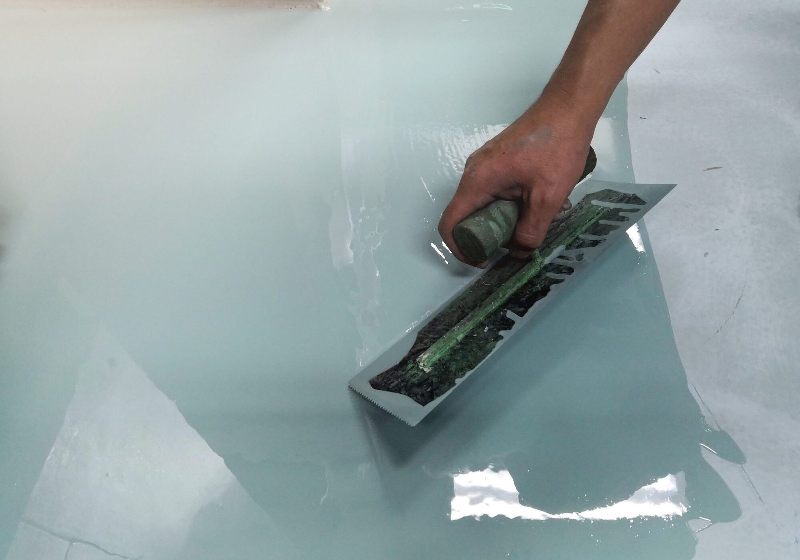 Self-leveling epoxy floor